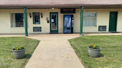 Albany Hotel | Pet-Friendly Stay at Royal Inn - Family-Approved Comfort