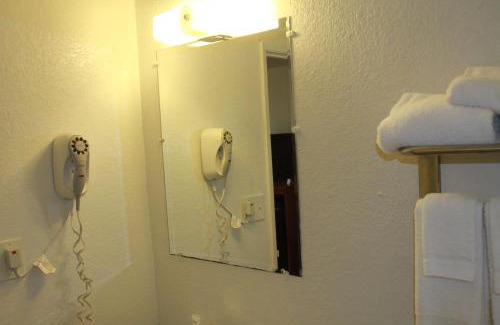 Mount Vernon Hotel | Pet-Friendly Stay at Royal Inn with Hot Tub & Breakfast