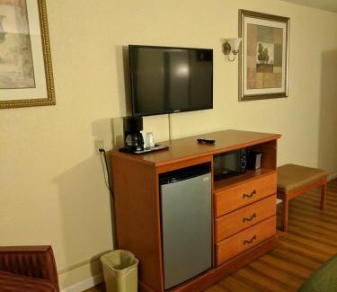 Mount Vernon Hotel | Pet-Friendly Stay at Royal Inn with Hot Tub & Breakfast