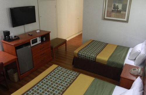 Mount Vernon Hotel | Pet-Friendly Stay at Royal Inn with Hot Tub & Breakfast