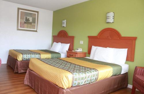 Mount Vernon Hotel | Pet-Friendly Stay at Royal Inn with Hot Tub & Breakfast