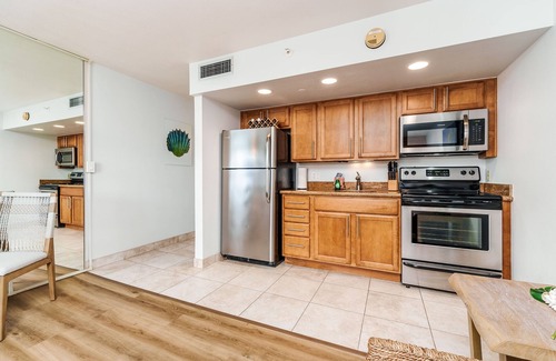 Kahana Condo | Oceanfront Royal Kahana 702 Studio with Pool Access