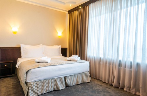 Almaty Hotel | Discover Royal Palace Hotel: Family-Friendly with Breakfast