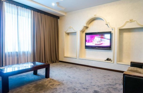 Almaty Hotel | Discover Royal Palace Hotel: Family-Friendly with Breakfast