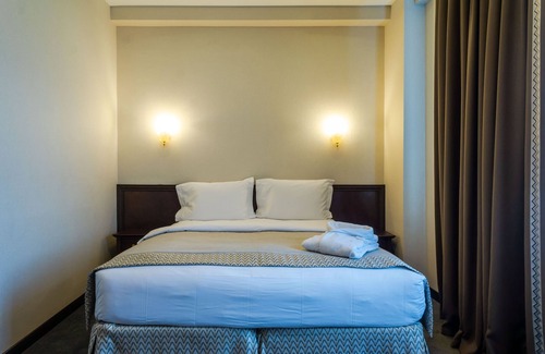 Almaty Hotel | Discover Royal Palace Hotel: Family-Friendly with Breakfast