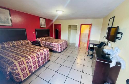 Viavant - Venetian Isles Hotel | Family-Friendly Stay at the Royal Palms Motel