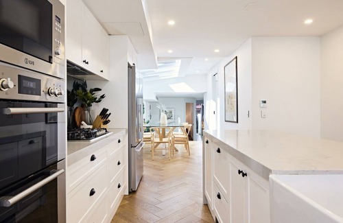 Redfern House | Modern Royal Redfern: 3-Bedroom Home with Courtyard