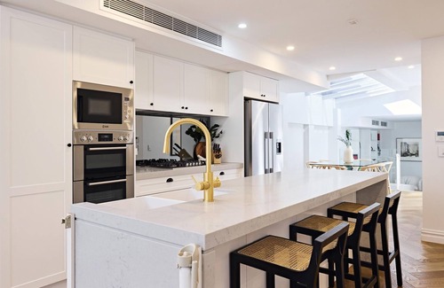 Redfern House | Modern Royal Redfern: 3-Bedroom Home with Courtyard
