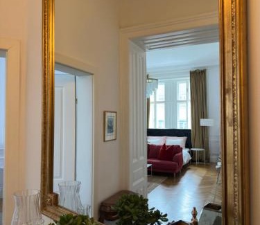Rudolfsheim-Funfhaus Apartment | Elegant Family Retreat at Royal Residence Schönbrunn