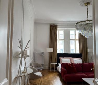 Rudolfsheim-Funfhaus Apartment | Elegant Family Retreat at Royal Residence Schönbrunn