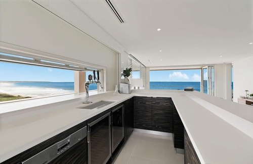 The Entrance North House | Beachfront Retreat with Spa and Ocean Views, Rated 10/10