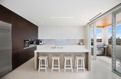The Entrance North House | Beachfront Retreat with Spa and Ocean Views, Rated 10/10