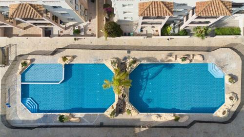 Old Town Apartment | Relax at Royal Seacrest F G6: Family-Friendly Pool Retreat