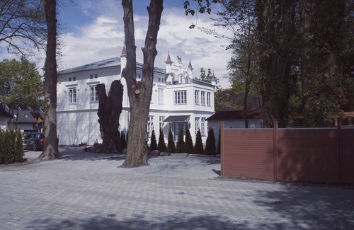 Groemitz Apartment | Elegant Baroque Suite with Terrace at Herrenhaus-Henriettenhof