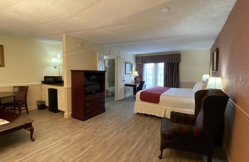 Lobdell/Woodale Hotel | Discover Comfort at Royal Inn & Suites with Family-Friendly Amenities