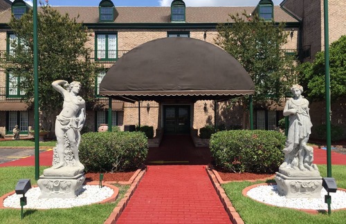 Lobdell/Woodale Hotel | Discover Comfort at Royal Inn & Suites with Family-Friendly Amenities