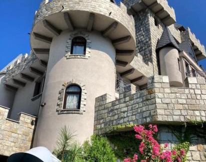 Garmen Bed & Breakfast | Elegant Royal Valentina Castle with Pool, Spa & Family-Friendly Fun
