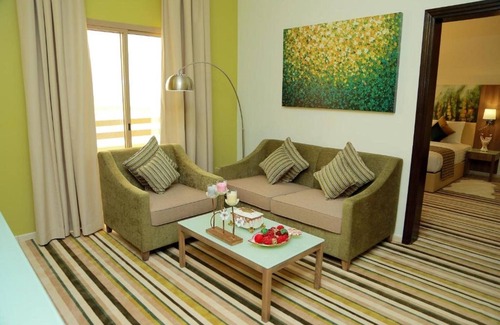 Ras Al Khaimah Hotel | Royal View Hotel: Family-Friendly Stays with Pool & Dining