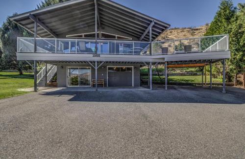 Chelan House | Relaxing Getaway at Royal View on Lakeshore with Hot Tub