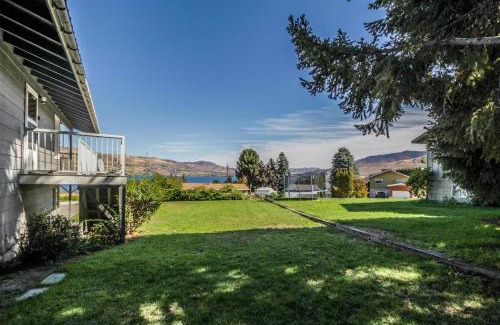 Chelan House | Relaxing Getaway at Royal View on Lakeshore with Hot Tub