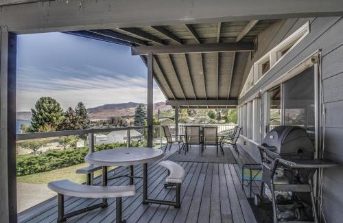 Chelan House | Relaxing Getaway at Royal View on Lakeshore with Hot Tub