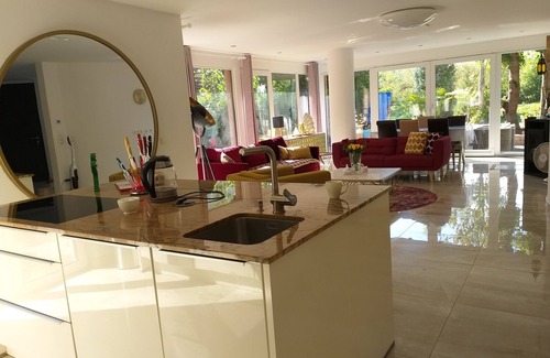 Lerchenau-West House | Indulgent Royal Villa in Central Munich with Spa and Hot Tub