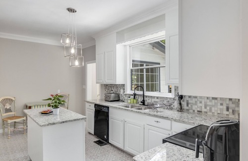 Fondren House | Enchanting Royal Villa with Breakfast & Family Amenities