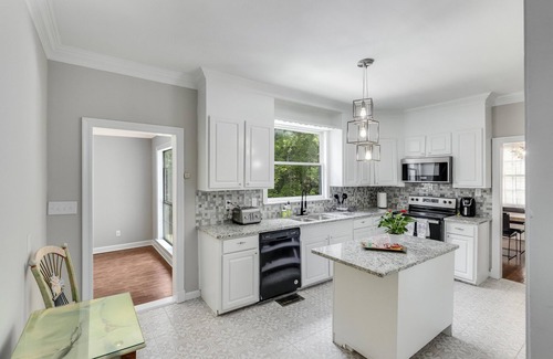 Fondren House | Enchanting Royal Villa with Breakfast & Family Amenities