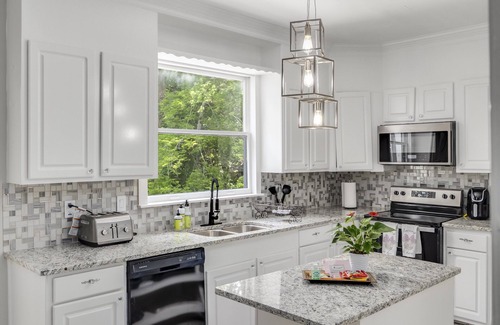Fondren House | Enchanting Royal Villa with Breakfast & Family Amenities
