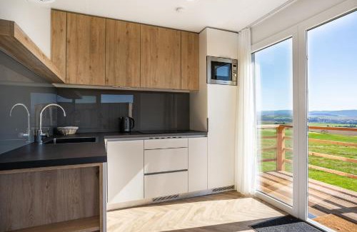 Maly Slavkov Apartment | Discover Royal Village: Pet-Friendly Retreat with Breakfast