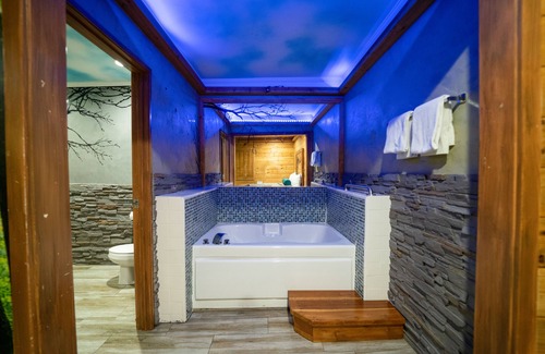 Montebello Hotel | Cozy Royala Inn: Family-Friendly Stay with Breakfast Included