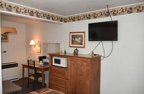 Malta Hotel | Family-Friendly Royals Inn Motel with Kitchen & Breakfast