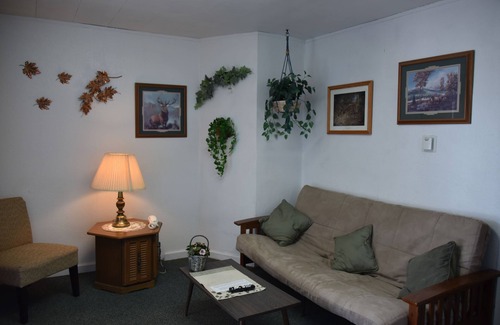 Malta Hotel | Family-Friendly Royals Inn Motel with Kitchen & Breakfast