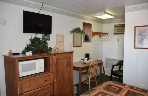 Malta Hotel | Family-Friendly Royals Inn Motel with Kitchen & Breakfast
