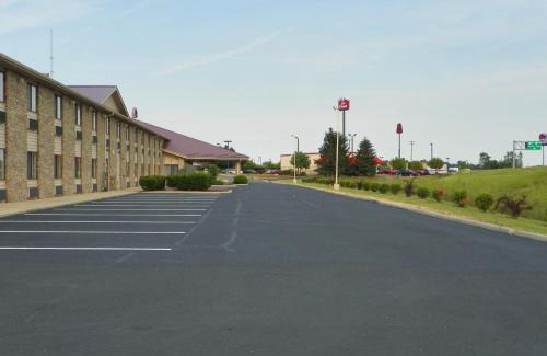 Upper Sandusky Hotel | Discover Royalton Inn & Suites: Family-Friendly Retreat