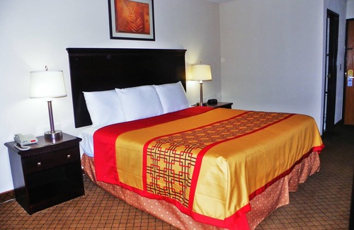 Upper Sandusky Hotel | Royalton Inn & Suites: Family-Friendly Stay with Pool