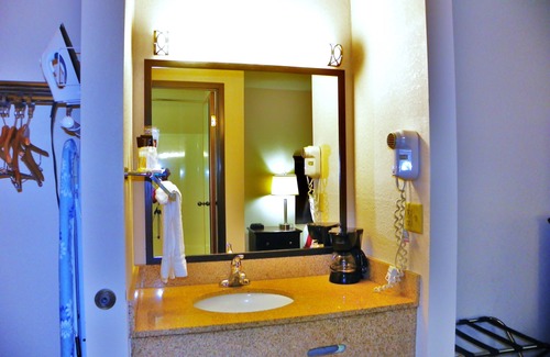 Upper Sandusky Hotel | Royalton Inn & Suites: Family-Friendly Stay with Pool