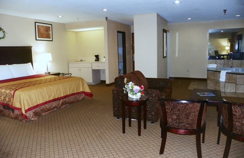 Upper Sandusky Hotel | Royalton Inn & Suites: Family-Friendly Stay with Pool