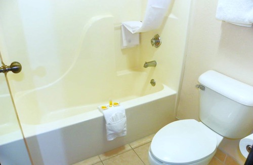 Upper Sandusky Hotel | Royalton Inn & Suites: Family-Friendly Stay with Pool