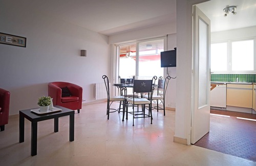 Pontaillac Apartment | Oceanfront Residence with Stunning Sea View, Near the Beach