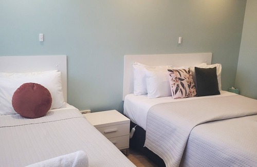West Tamworth Hotel | Explore Roydons Motor Inn: Family-Friendly Stay with Pool