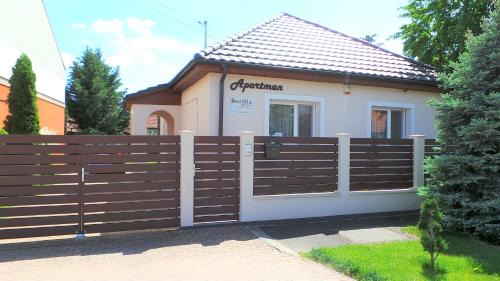 Gyula Apartment | Cozy Rozalia Apartman: Child-Friendly with Kitchen Amenities