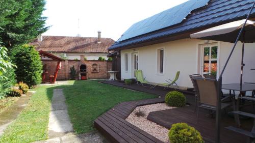 Gyula Apartment | Cozy Rozalia Apartman: Child-Friendly with Kitchen Amenities
