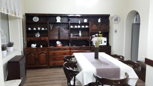 Gyula Apartment | Cozy Rozalia Apartman: Child-Friendly with Kitchen Amenities