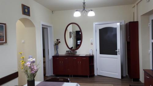 Gyula Apartment | Cozy Rozalia Apartman: Child-Friendly with Kitchen Amenities