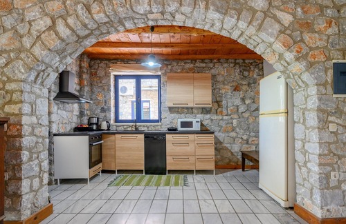 Lampini Villa | Relaxing Rozare Villa with Pool Near Taverns in Crete
