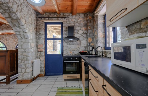 Lampini Villa | Relaxing Rozare Villa with Pool Near Taverns in Crete