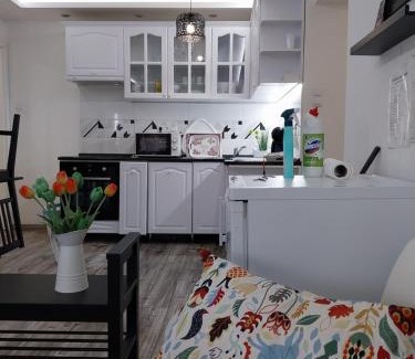 Dunaujvaros Apartment | Discover Rozinka Apartman: Child-Friendly Stay with 9.5 Rating