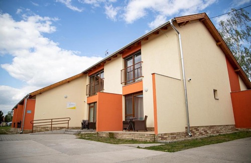 Morahalom Apartment | Relax at Rozmaring Apartmanház with Hot Tub & 10/10 Rating