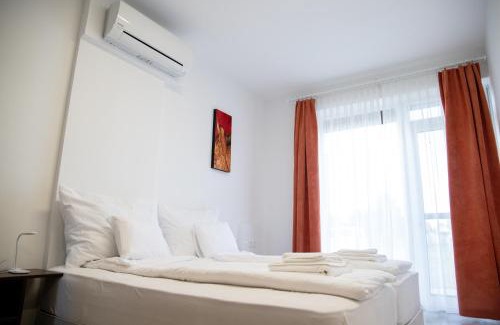 Morahalom Apartment | Relax at Rozmaring Apartmanház with Hot Tub & 10/10 Rating